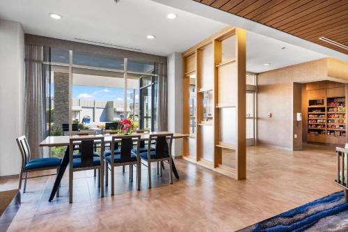 a dining room with a table and chairs at Fairfield by Marriott Inn & Suites San Francisco Airport Oyster Point Area in South San Francisco