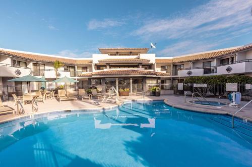 a large swimming pool in front of a building at Courtyard by Marriott San Diego Del Mar/Solana Beach in Solana Beach