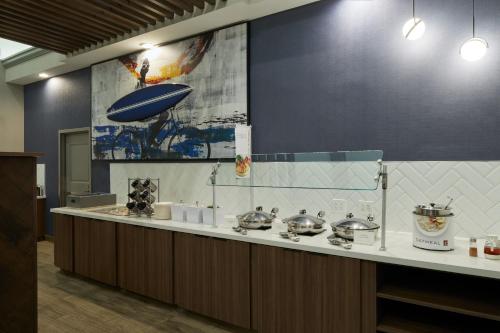 une cuisine avec un comptoir avec des casseroles et des poêles dans l'établissement Residence Inn San Diego Carlsbad, à Carlsbad