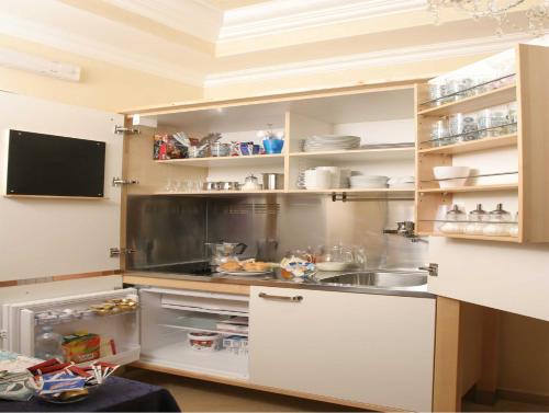 Adorasuite B&B tesisinde mutfak veya mini mutfak