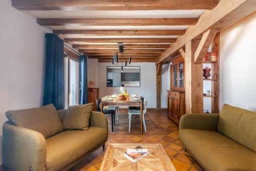un salon avec deux canapés et une table dans l'établissement CHALET CLAUDETTE, à Morzine