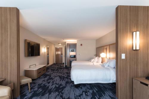 um quarto de hotel com duas camas e uma televisão em Fairfield Inn & Suites by Marriott Northfield em Northfield