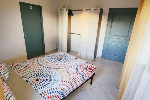 a room with two umbrellas sitting on a bed at Appartement Nourou in Pamandzi