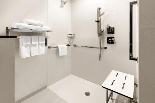 uma casa de banho branca com um chuveiro e um lavatório. em Fairfield by Marriott Inn & Suites Seattle Poulsbo em Poulsbo