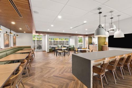 Restaurace v ubytování Fairfield by Marriott Inn & Suites Seattle Poulsbo