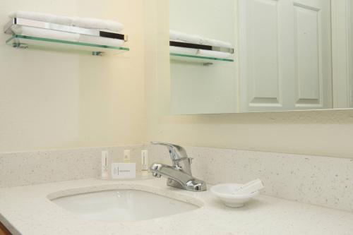 eine Badezimmertheke mit einem Waschbecken und einem Spiegel in der Unterkunft Residence Inn Phoenix Mesa in Mesa