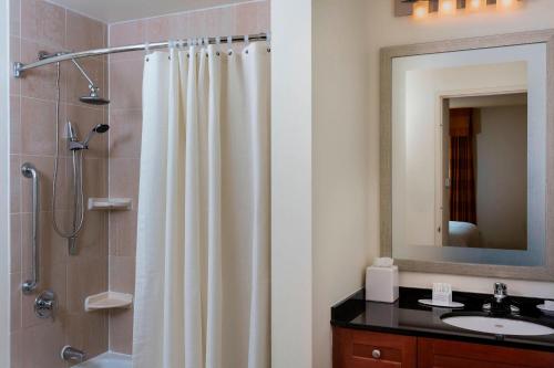 y baño con cortina de ducha y lavamanos. en Residence Inn by Marriott New York Manhattan/Times Square, en Nueva York