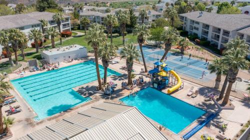 an overhead view of a swimming pool at a resort at Las Palmas Retreat In Sunny St George with Pool in St. George