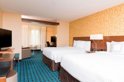 Habitación de hotel con 2 camas y TV de pantalla plana. en Fairfield Inn & Suites by Marriott Indianapolis Fishers en Fishers