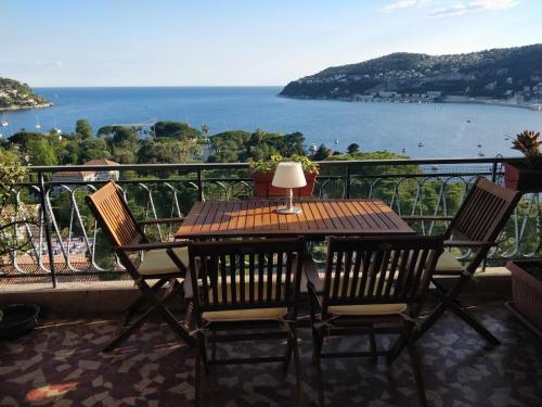 Vintage flat on Villefranche bay - free car park