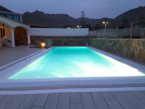 una piscina en un patio trasero con una casa en Casa Tauro Gran Canaria, en Mogán