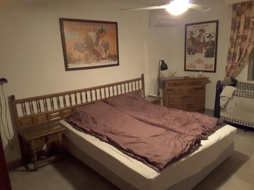 Un dormitorio con una cama y un cuadro en la pared. en Casa Tauro Gran Canaria, en Mogán