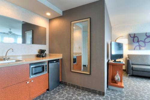 una pequeña cocina con lavabo y espejo en SpringHill Suites by Marriott Old Montreal, en Montreal