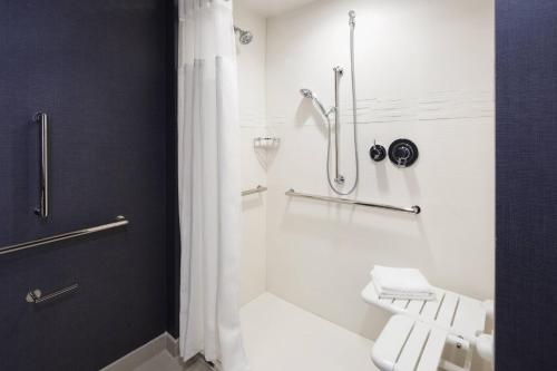 y baño blanco con ducha y aseo. en Residence Inn by Marriott Knoxville Downtown en Knoxville