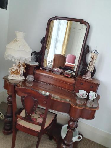 a dressing table with a mirror on top of it at Dalkeith Boutique Bed & Breakfast in Kaiapoi