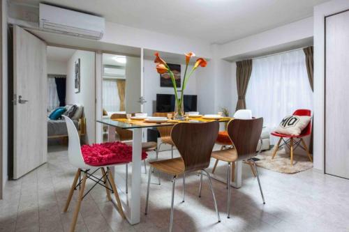 a dining room and living room with a table and chairs at Asakusa 2 Bedroom Apartment 西浅草2LDK広々ファミリーorグループ in Tokyo