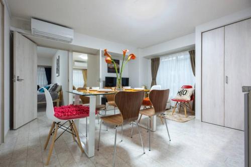 a kitchen and dining room with a table and chairs at Asakusa 2 Bedroom Apartment 西浅草2LDK広々ファミリーorグループ in Tokyo