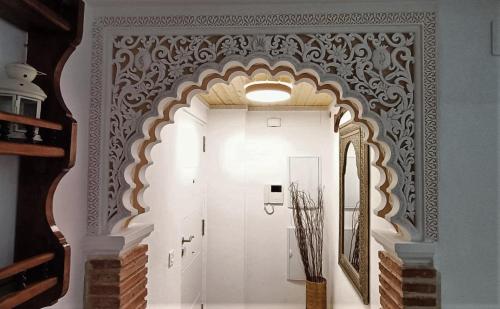 um corredor com um espelho grande num quarto em Casa Lisa - Centro - Realejo em Granada