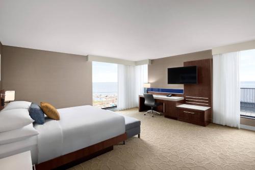 Habitación de hotel con cama, escritorio y TV. en Delta Hotels by Marriott Thunder Bay en Thunder Bay