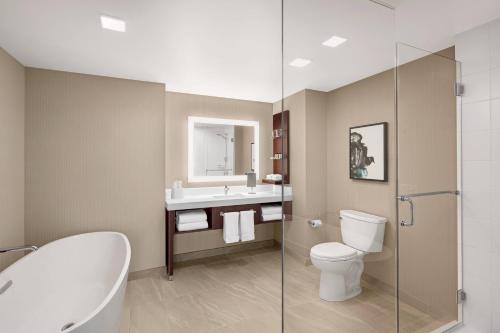 A bathroom at Delta Hotels by Marriott Thunder Bay