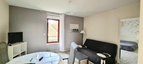 Televízia a/alebo spoločenská miestnosť v ubytovaní Spacious apt near the sea in Saint-Malo