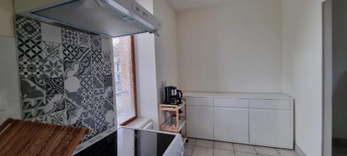 une cuisine avec un évier et une cuisinière four supérieur dans l'établissement Spacious apt near the sea in Saint-Malo, à Saint-Malo