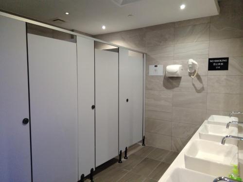 コタキナバルにあるSovotel @ Napzone KKIAのバスルーム(洗面台2つ、トイレ2つ付)