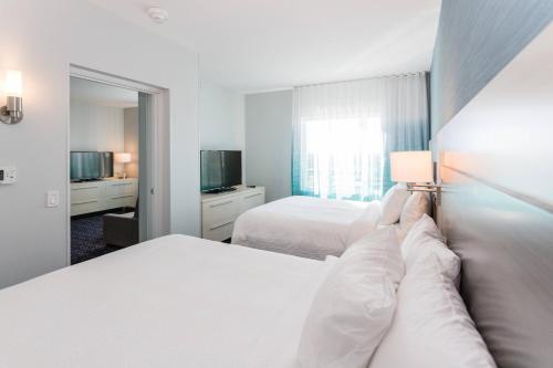 Habitación de hotel con 2 camas y TV en TownePlace Suites Port St. Lucie I-95, en Port Saint Lucie