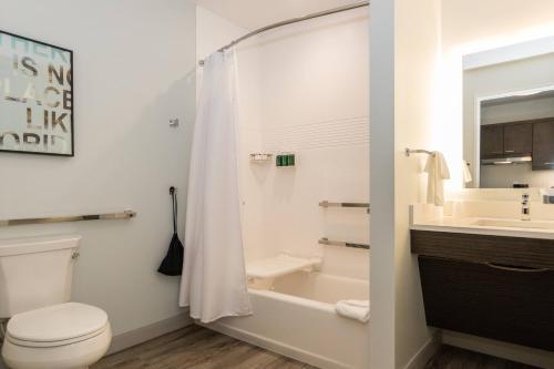 TownePlace Suites Port St. Lucie I-95 في بورت سانت لوسي: حمام مع مرحاض ومغسلة وحوض استحمام