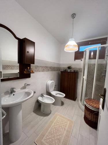La salle de bains est pourvue de 2 lavabos, de toilettes et d'une douche. dans l'établissement Villino in Campagna con Piscina Relax - La Casa di Teresa, à Campomarino