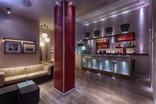 eine Bar in einem Restaurant mit einer roten Stange in der Unterkunft Hotel Raganelli in Rom