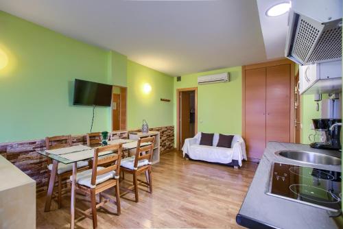 Телевизор и/или развлекательный центр в Apartamentos Barajas