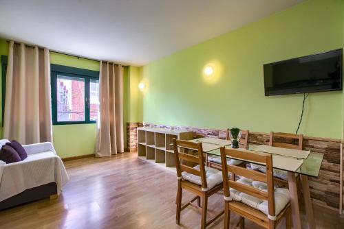 Телевизор и/или развлекательный центр в Apartamentos Barajas