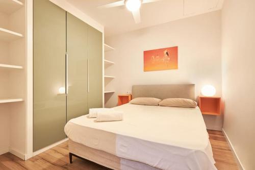 1 dormitorio con 1 cama grande en una habitación con estanterías en APARTAMENTO CON ENCANTO EN SOL - MADRID #B, en Madrid