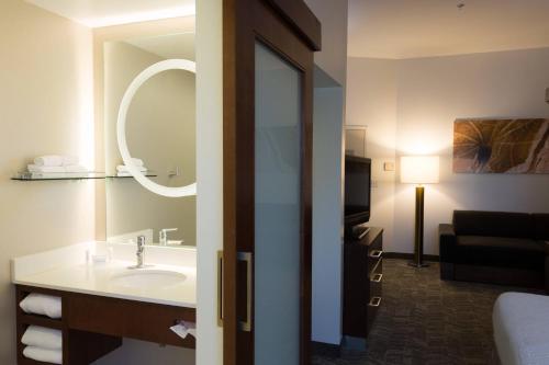 baño con lavabo y habitación con sofá en SpringHill Suites Quakertown Pennsylvania, en Quakertown