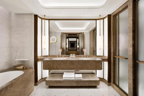 Josun Palace, a Luxury Collection Hotel, Seoul Gangnam في سول: حمام به مغسلتين وحوض استحمام
