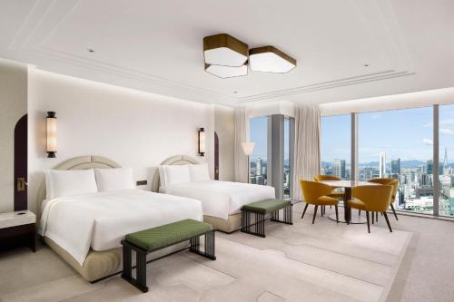 um quarto com 2 camas e uma mesa com cadeiras em Josun Palace, a Luxury Collection Hotel, Seoul Gangnam em Seul