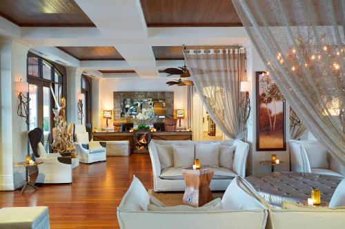 奧蘭多的住宿－Celebration Hotel，客厅配有白色的沙发和桌子