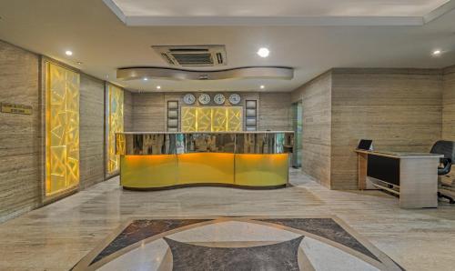 een kantoor met een lobby met een receptie bij Treebo Tryst Metropolis in Hyderabad