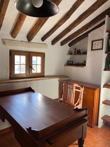 comedor con mesa de madera y techo en Beautiful Traditional town house, en Ardales