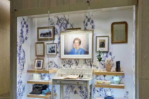 una habitación con papel pintado azul y blanco con una foto de una mujer en The Pearle Hotel & Spa, Autograph Collection en Burlington