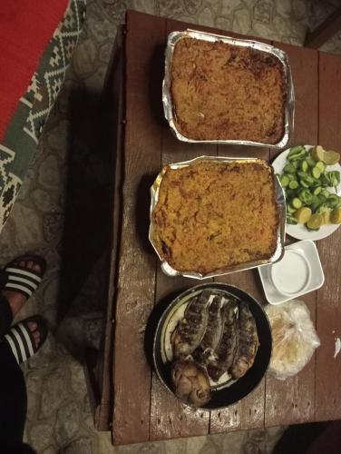 stół z dwoma tacami jedzenia na górze w obiekcie Caravan Nights in desert w mieście Dahab