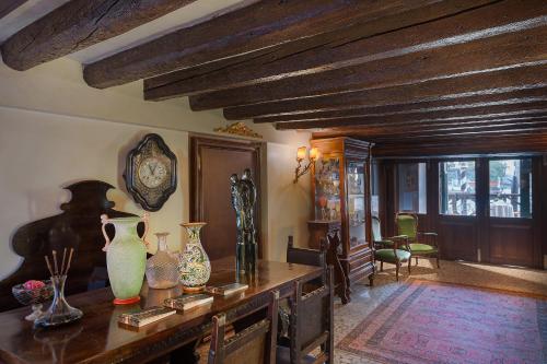 a living room with a table with vases on it at Residenza d'Epoca San Cassiano in Venice