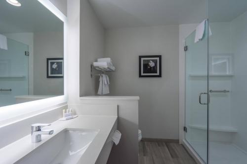 uma casa de banho branca com um lavatório e um chuveiro em Fairfield Inn & Suites by Marriott Lubbock Southwest em Lubbock