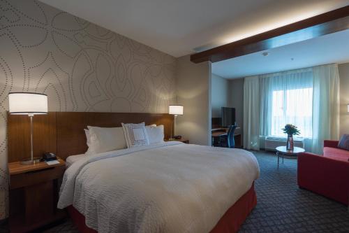 ein Hotelzimmer mit einem großen Bett und einem Fenster in der Unterkunft Fairfield Inn & Suites by Marriott Lubbock Southwest in Lubbock