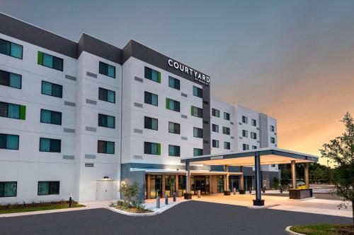 a rendering of the front of a hotel at Courtyard by Marriott Tampa Northwest/Veterans Expressway in Tampa
