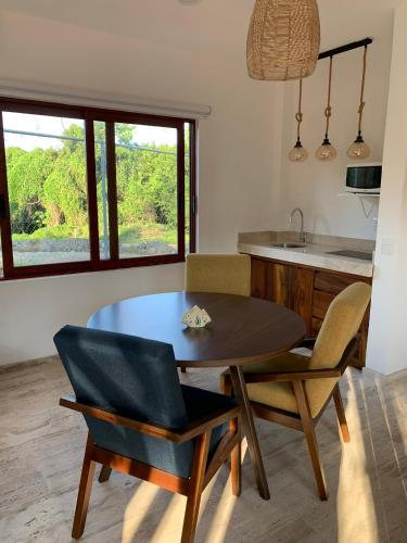 - une cuisine et une salle à manger avec une table et des chaises dans l'établissement Luana Suites- Suite Xaly, à Zihuatanejo