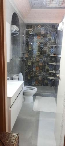 łazienka z toaletą i umywalką w obiekcie Villa Des Ambassadors w mieście Rabat