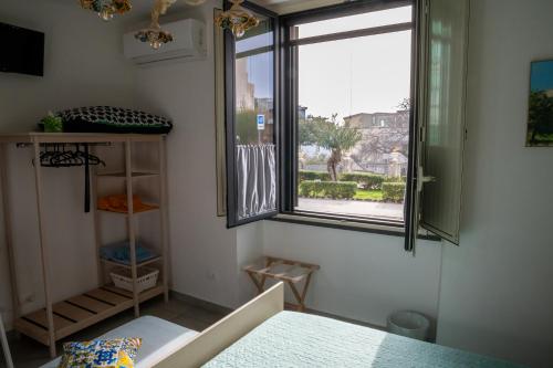 阿齊·卡斯特羅的住宿－La Zagara，一间设有窗户的房间和一张桌子
