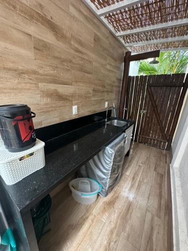 eine Küche mit einer Arbeitsplatte und einer Holzwand in der Unterkunft Porto Smeralda Guarajuba C001 in Guarajuba